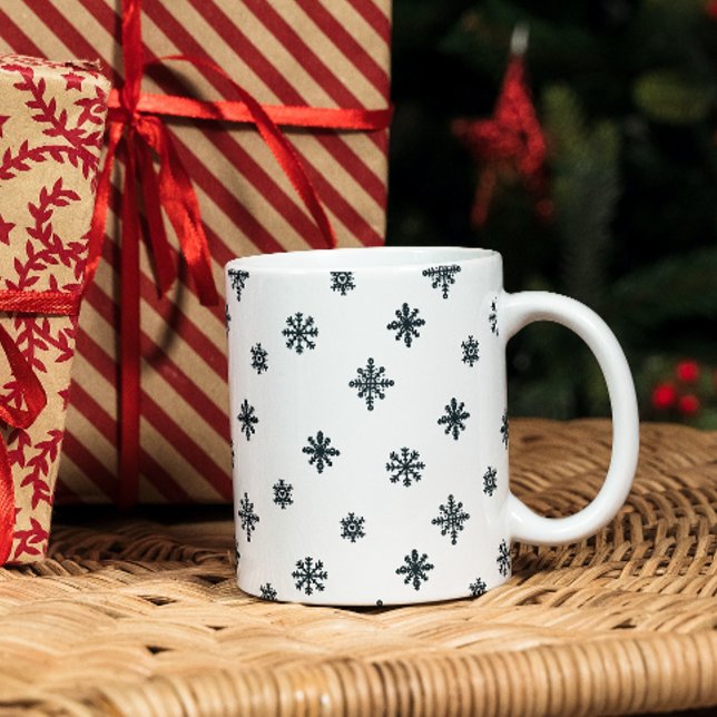 Moderne Schwarz-Weiß-Weihnachtsschneeflocken Zweifarbige Tasse (Von Creator hochgeladen)