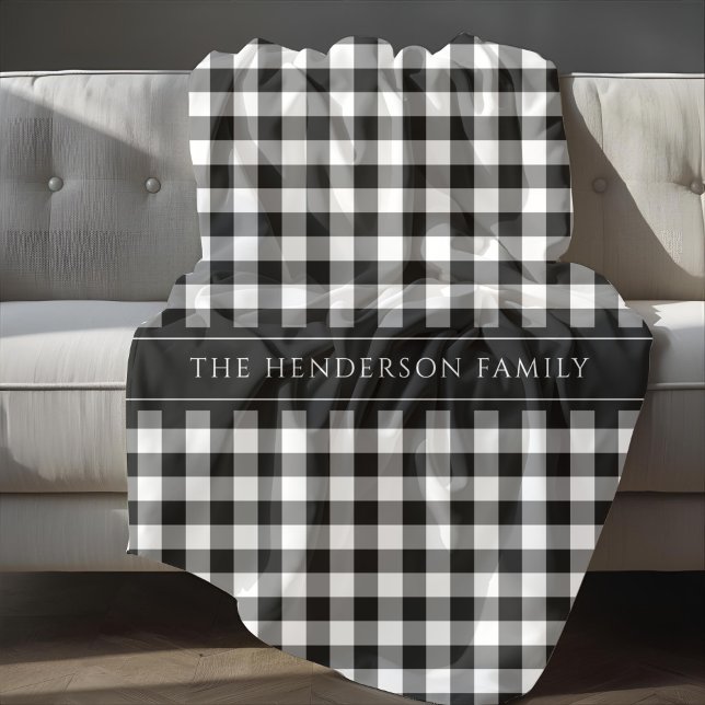 Moderne schwarz-weiße Karo-Familienname Fleecedecke (Modern Black And White Plaid Family Name Fleece Blanket)