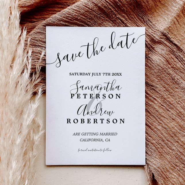 Moderne Schwarz-weiße lässige Typografie Save the  Ankündigungspostkarte (Modern black white casual typography save the date announcement postcard)