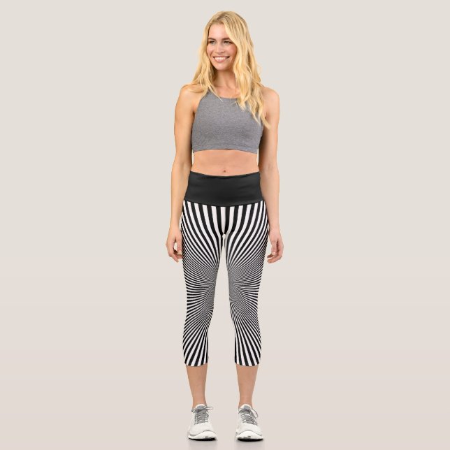 Moderne Schwarz-weiße optische Illusion Streifen Y Capri Leggings (Vorderseite)