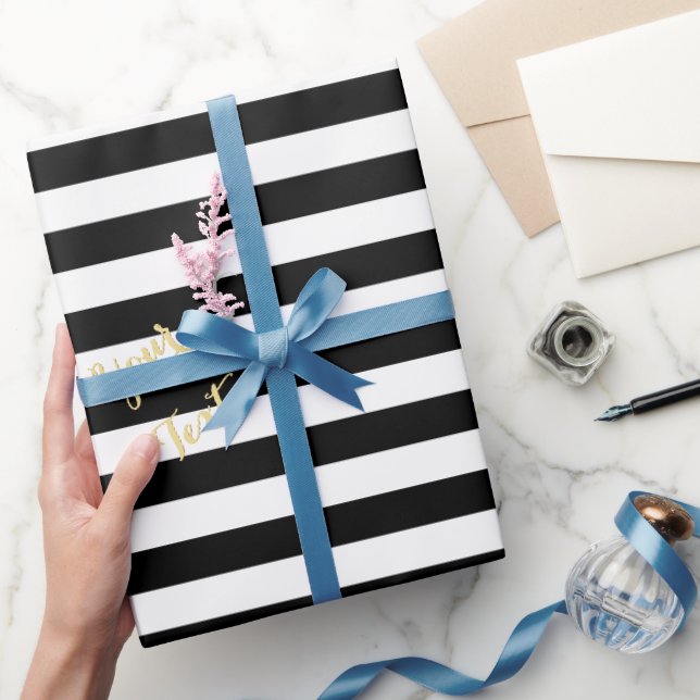 Moderne Schwarz-weiße Streifen Elegantes Gold-Text Geschenkpapier (Schenken)