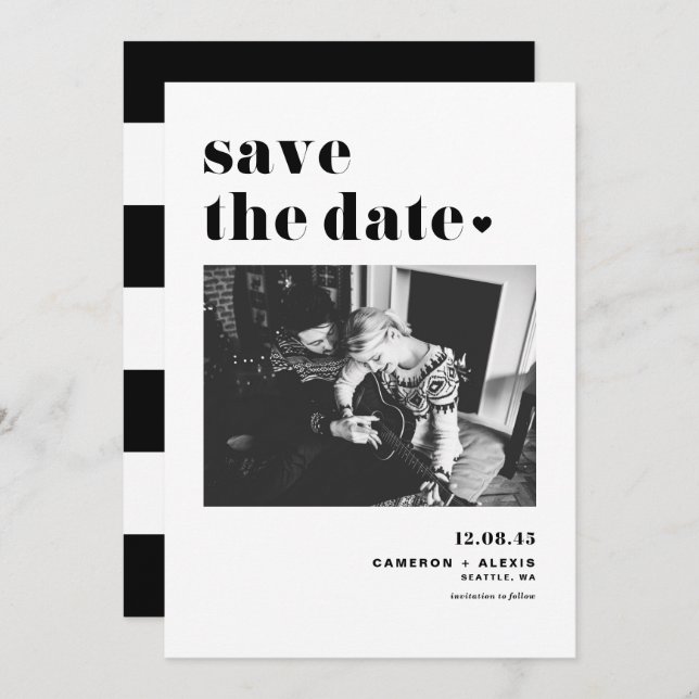 Moderne Schwarze Bold Typografie mit Herz-Foto Save The Date (Vorne/Hinten)