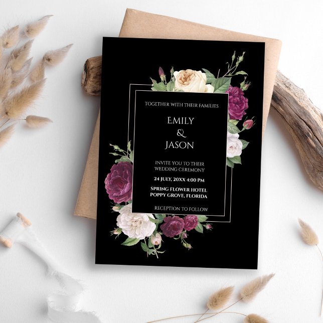 Moderne Schwarze Einladung mit Burgundy Peonies (Modern Black Invitation with Burgundy Peonies on a boho table.)