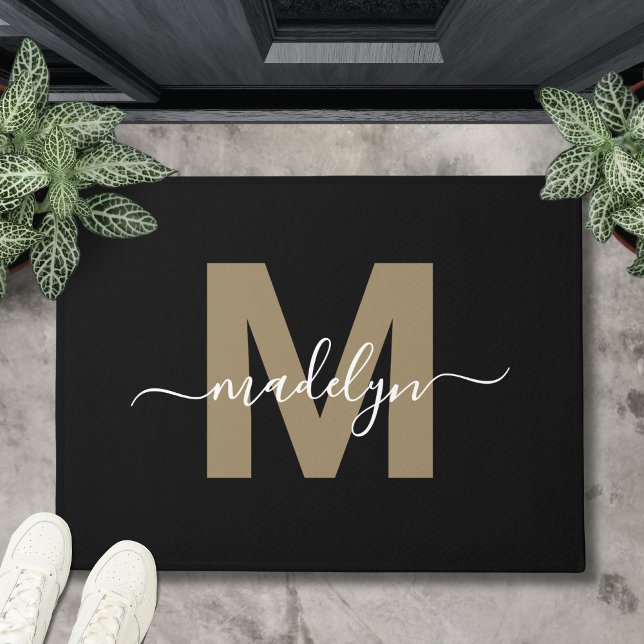 Moderne schwarze Gold-Monogramm-Name Fußmatte (Modern Black Gold Initial Monogram Script Name Doormat )