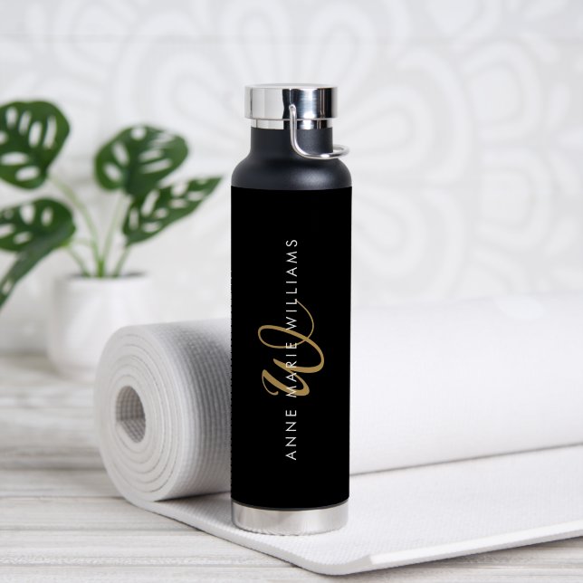 Moderne schwarze Goldschrift-Monogramm Trinkflasche (Yoga (gedreht))