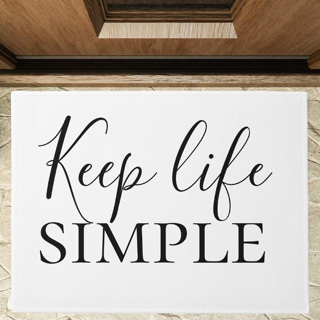 Moderne schwarze Keep Life Simple-Zitat Fußmatte (Von Creator hochgeladen)