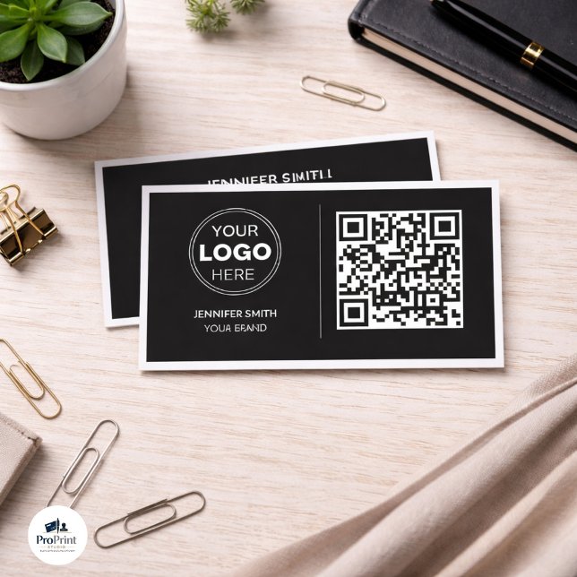 Moderne schwarze minimalistische QR-Code-Geschäfts Visitenkarte (A stack of black and white business cards featuring a 'YOUR LOGO HERE' placeholder and a QR code. )