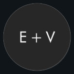 Moderne Schwarze Monogramm-Hochzeit Runder Aufkleber<br><div class="desc">Einfache und einfache Hochzeitsaufkleber mit zwei ersten Monogramm in weiß auf schwarzem Hintergrund. Die Schriftart- und Hintergrundfarben können in beliebig viele Farben geändert werden. Diese modernen und minimalistischen Aufkleber eignen sich perfekt zum Abdichten Ihrer Umschläge.</div>