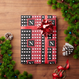Moderne schwarze rote weiße Herzen Monogramm Geschenkpapier