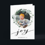 Moderne Schwarze Schrift Elegante Eukalyptus Folia Feiertagskarte<br><div class="desc">Senden Sie Urlaubswünsche und Grüße an Freunde, Kollegen und Familie in einfachen, niedlichen, schicken, eleganten und modernen Foto-Design festlich, Natur-Farbe Stil gefaltet Urlaubskarten! Ein wunderschöner Kranzrahmen aus verschiedenen, sanft grün gestrichenen Blätter (Kiefer, Eukalyptus, Farn) mit hübschen braunen Kiefernzapfen und Elfenbeinmagnolien vor sich. Unterhalb des Fotos finden Sie "Freude" in eleganter...</div>