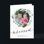 Moderne Schwarze Schrift Elegante Eukalyptus Folia Feiertagskarte<br><div class="desc">Senden Sie Urlaubswünsche und Grüße an Freunde, Kollegen und Familie in einfachen, niedlichen, schicken, eleganten und modernen Foto-Design festlich, Natur-Farbe Stil gefaltet Urlaubskarten! Ein wunderschöner Kranzrahmen aus verschiedenen, sanft grün gestrichenen Blätter (Kiefer, Eukalyptus, Farn) mit hübschen braunen Kiefernzapfen und Elfenbeinmagnolien vor sich. Unter Foto steht "Gesegnet" in eleganter handgeschriebener Kalligrafie...</div>