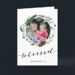 Moderne Schwarze Schrift Elegante Eukalyptus Folia Feiertagskarte<br><div class="desc">Senden Sie Urlaubswünsche und Grüße an Freunde, Kollegen und Familie in einfachen, niedlichen, schicken, eleganten und modernen Foto-Design festlich, Natur-Farbe Stil gefaltet Urlaubskarten! Ein wunderschöner Kranzrahmen aus verschiedenen, sanft grün gestrichenen Blätter (Kiefer, Eukalyptus, Farn) mit hübschen braunen Kiefernzapfen und Elfenbeinmagnolien vor sich. Unter Foto steht "Gesegnet" in eleganter handgeschriebener Kalligrafie...</div>