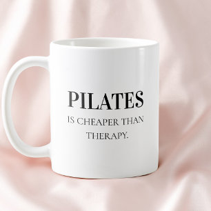 Moderne schwarze Typografie Lustige Pilates-Spruch Kaffeetasse