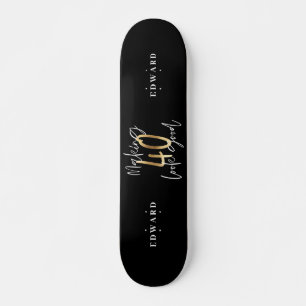 Moderne schwarze und goldene Typografie 40. Skateboard