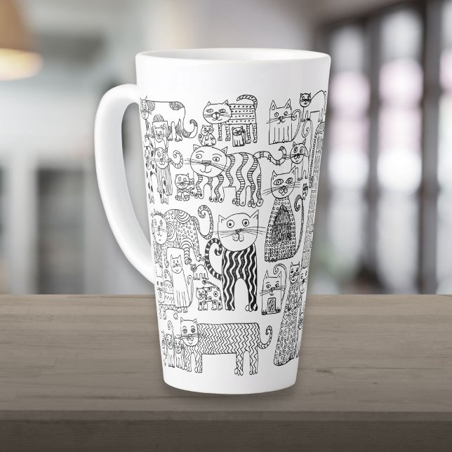 Moderne schwarze und weiße Katzen und Kätzchen dek Milchtasse (Modern Black and White Cats And Kittens Decorative Latte Mug)