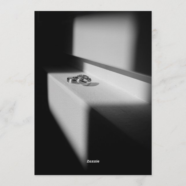 Moderne schwarze und weiße Schattenringe Verlobung Einladung (Rückseite)