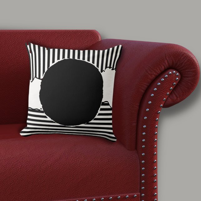 Moderne schwarze und weiße Streifen schwarzer Punk Kissen (Modern Black & White Centered Circle Throw Pillow on Red Sofa)