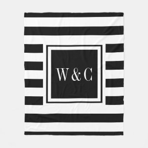 Moderne schwarze weiße Streifen mit Monogramm Fleecedecke