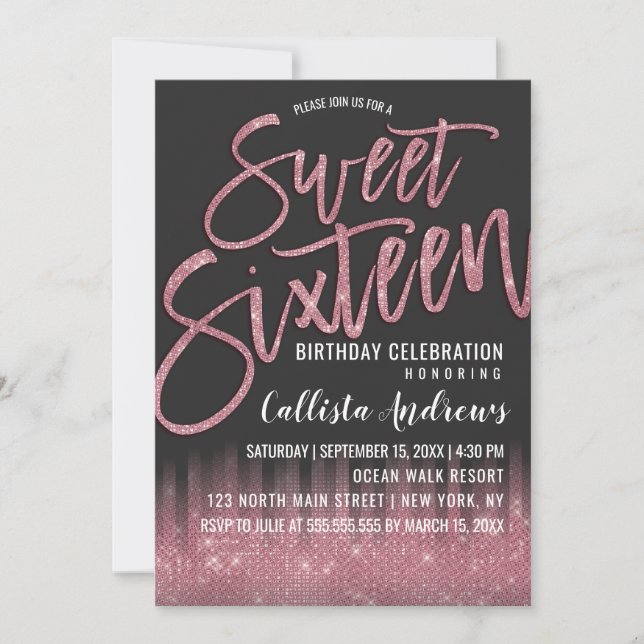 Moderne Schwarzrosa Glitzer Typografie Sweet 16 Einladung (Vorderseite)