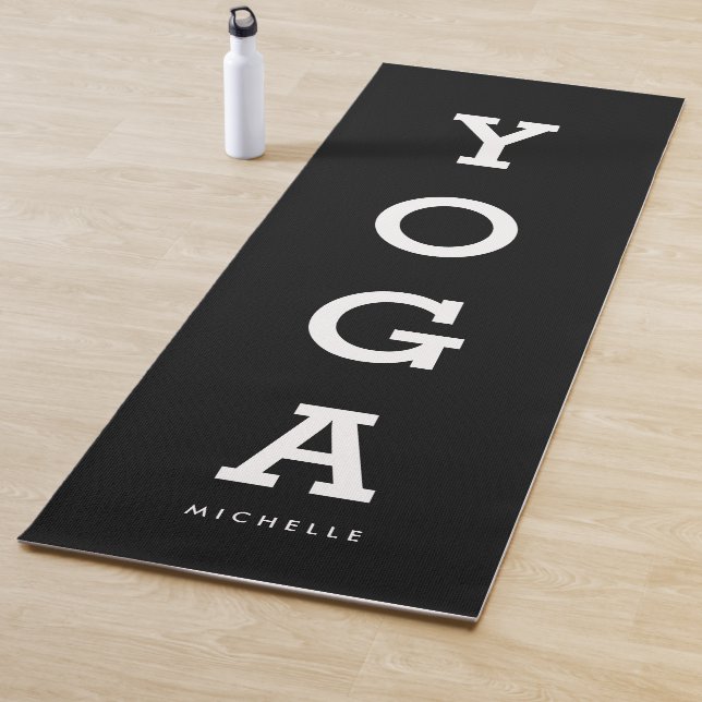 Moderne Schwarzweißtypografie personalisiert Yogamatte (Beispiel)