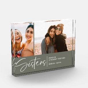 Moderne Schwestern halten zwei Fotos am Leben grün