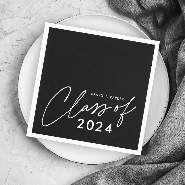 Moderne Script-Abschluss-Klasse Serviette (Simple Class of 2024 (editable year) black and white graduation party napkins.)