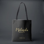 Moderne Script Black&Gold Personalisierte Bridesma<br><div class="desc">Modernes Drehbuch Personalisierte Bridesmaids Tote Bag mit personalisierten Namen als Brautjungfrau in modernem, goldenem Drehbuch-Schriftart mit Titel und Hochzeitstermin in modernen sans serif Schriftart Stil auf schwarzem Hintergrund. Auch perfekt für die Trauzeugin, Blumenmädchen, Brautmutter und vieles mehr. Bitte beachten Sie: Die Details der Folie werden im Kunstwerk simuliert. Bei der...</div>