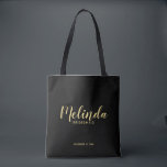 Moderne Script Black&Gold Personalisierte Bridesma<br><div class="desc">Modernes Drehbuch Personalisierte Bridesmaids Tote Bag mit personalisierten Namen als Brautjungfrau in modernem, goldenem Drehbuch-Schriftart mit Titel und Hochzeitstermin in modernen sans serif Schriftart Stil auf schwarzem Hintergrund. Auch perfekt für die Trauzeugin, Blumenmädchen, Brautmutter und vieles mehr. Bitte beachten Sie: Die Details der Folie werden im Kunstwerk simuliert. Bei der...</div>
