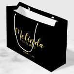 Moderne Script Black&Gold Personalisierte Bridesma Große Geschenktüte<br><div class="desc">Moderne Script Personalisiert Bridesmaids Geschenktasche mit dem personalisierten Namen der Brautjungfrau in modernem, goldenem Drehbuch-Schriftart mit Titel und Hochzeitstermin im modernen serifenlosen Schriftart-Stil auf schwarzem Hintergrund. Auch perfekt für Trauzeugin, Blütenmädchen, Brautmutter, Trauzeugen, Trauzeuge und mehr. Bitte beachten Sie: Die Details der Folie werden im Kunstwerk simuliert. Bei der Herstellung dieses...</div>