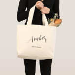 Moderne Script Bridesmaid Name Large Tote Bag Jumbo Stoffbeutel<br><div class="desc">Überraschen Sie Ihre Brautjungfrauen mit personalisierten Brautparty Geschenken und nutzen Sie diese Tote-Tasche,  um alle zusammen zu bündeln. Dieses stilvolle,  moderne und minimalistische Tote-Tüte besticht durch seinen Namen in einem modernen Kalligrafiebeschreiben und den Schriftart "Bridesmaid".</div>