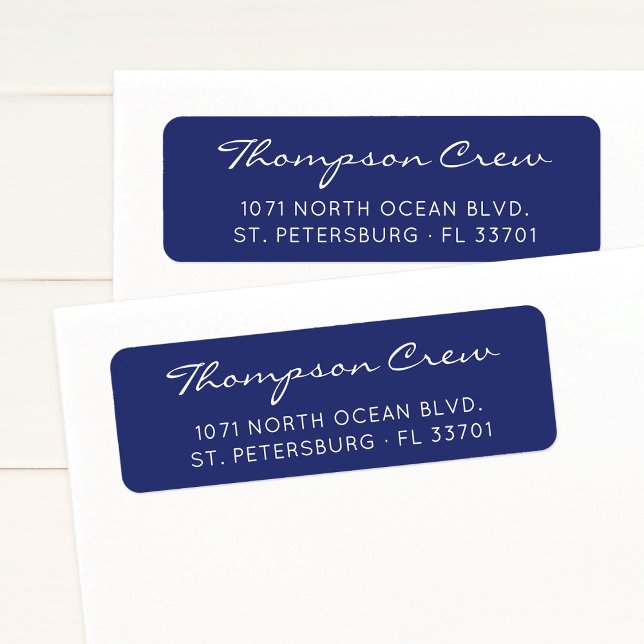 Moderne Script-Crew Name Navy Blue Rücksendeadress (Simple, elegant, white, modern script navy blue return address label featuring boat crew name.)