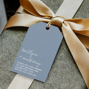 Moderne Script Dusty Blue Minimalistic Wedding Geschenkanhänger