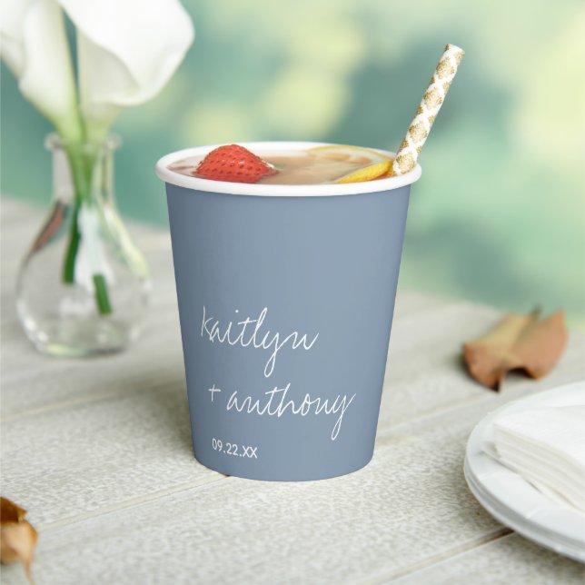 Moderne Script Dusty Blue Minimalistic Wedding Pappbecher (In Situ)