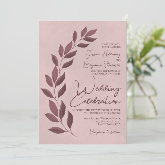 Moderne Script Dusty Rose & Mauve Blätter Hochzeit Einladung (Stehend Vorderseite)