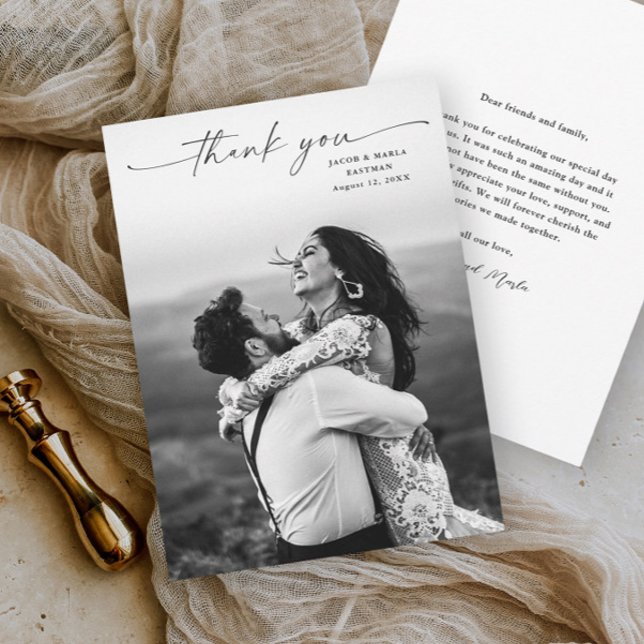 Moderne Script-Foto-Hochzeit Dankeskarte (An elegant wedding photo thank you card with simple typographic script overlay.)