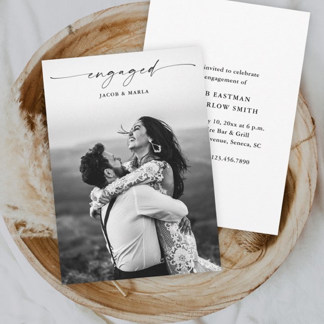Moderne Script-Foto-Hochzeitspartei Einladung (Elegant script engaged photo wedding engagement party shower invitation.)