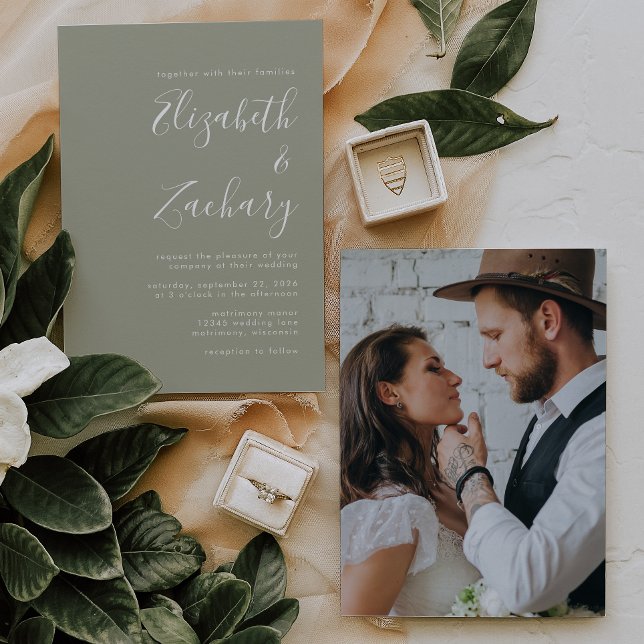 Moderne Script Foto Sage Green Wedding Einladung (Von Creator hochgeladen)