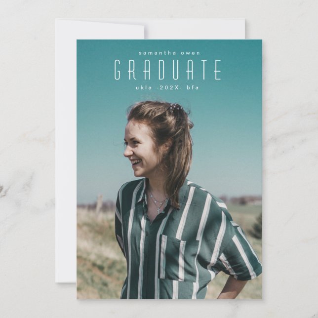 Moderne Script Full Bleed Graduate Foto University Ankündigung (Vorderseite)