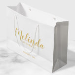 Moderne Script Gold Personalisierte Bridesmaier Große Geschenktüte<br><div class="desc">Moderne Script Gold Personalisierte Bridesmaids Geschenktasche mit personalisiertem Bräunungsnamen in goldmoderner Kalligrafie Schriftart Stil mit Titel und Hochzeitstermin in modernen sans serif Schriftart Stil auf weißem Hintergrund. Auch perfekt für Trauzeugin, Blütenmädchen, Brautmutter, Trauzeugen, Trauzeuge und mehr. Bitte beachten Sie: Die Details der Folie werden im Kunstwerk simuliert. Bei der Herstellung...</div>