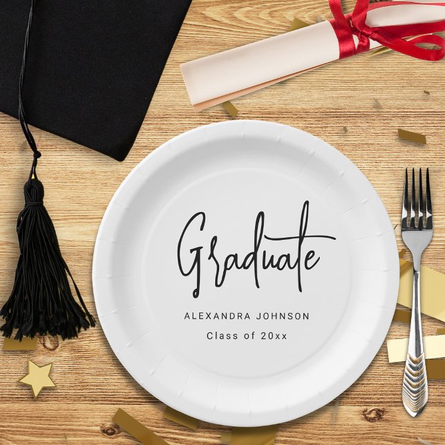 Moderne Script Graduation Party Custom Pappteller (Trendy modern black script graduation party custom white paper plate with graduate name and class of)