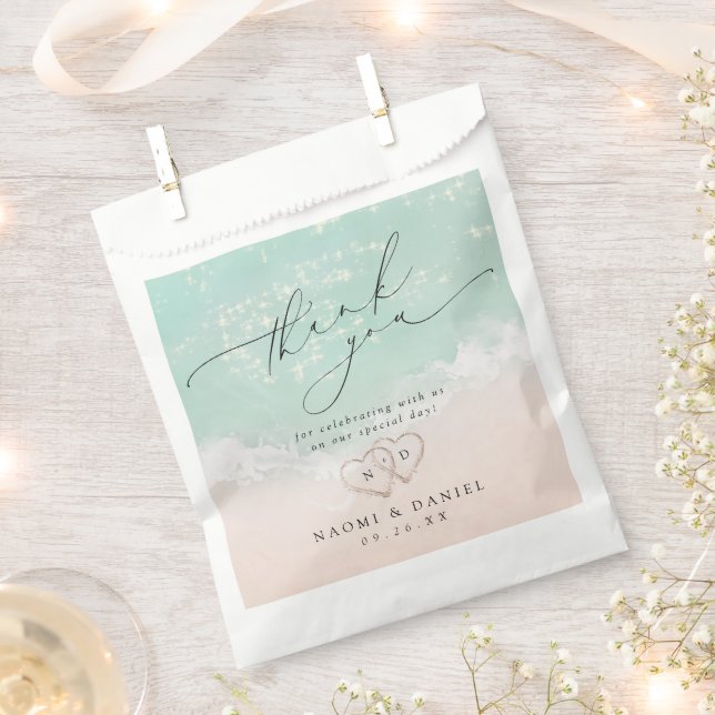 Moderne Script Hearts in the Sand Beach Wedding Geschenktütchen (Ausgeschnitten)