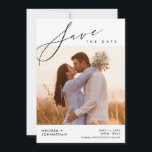 Moderne Script Hochzeit, Abendessen Feier Save The Date<br><div class="desc">Rett unser Datum. Dieses moderne Drehbuch, die Happy Couple Foto Save the Date Card, ist perfekt für Ihre Hochzeitsfeier Ankündigung Ihres besonderen Tages. Diese Save the Date Einladung verfügt über ein Foto, und Sie können leicht Ihre Hochzeit ändern, speichern Sie die Daten der Ankündigung. Diese Karte ist auch in digitaler...</div>