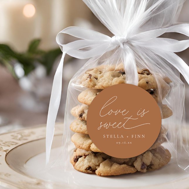 Moderne Script-Liebe ist süße Hochzeit Runder Aufkleber (Modern Script Love Is Sweet Wedding Classic Round Sticker)