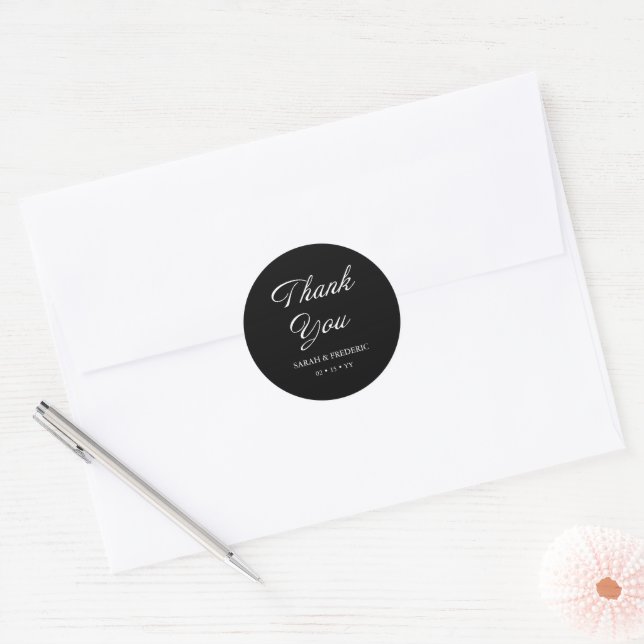 Moderne Script Minimal Calligrafy Black Wedding Runder Aufkleber (Umschlag)