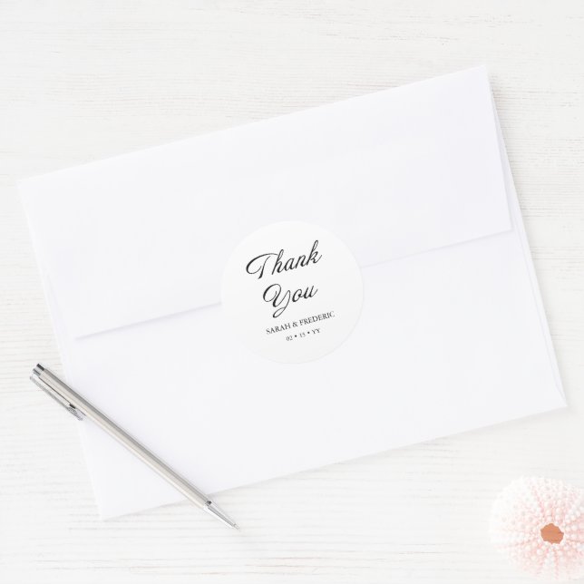 Moderne Script Minimal Calligraphy White Wedding Runder Aufkleber (Umschlag)