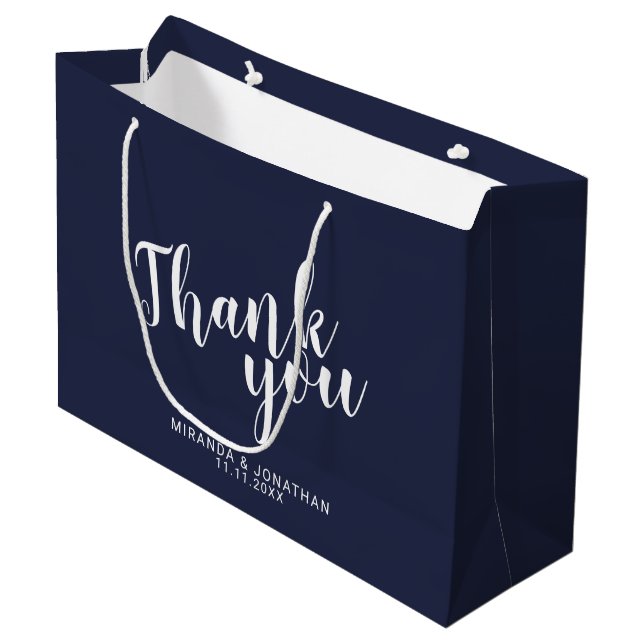 Moderne Script Navy Blue Gastgeschenk Hochzeit Große Geschenktüte (Vorderseite Schrägansicht)