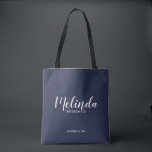 Moderne Script Navy Blue Personalisiert Bridesmaie<br><div class="desc">Moderne Script Navy Blue Personalisiert Bridesmaids Tote Bag mit personalisierten Namen der Brautjungfrau im modernen kalligraphischen Schriftart Stil mit Titel und Hochzeitdatum in modernen sans serif Schriftart Stil auf marineblau Hintergrund. Auch perfekt für die Trauzeugin,  Blumenmädchen,  Brautmutter und vieles mehr.</div>