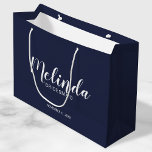 Moderne Script Navy Blue Personalisiert Bridesmaie Große Geschenktüte<br><div class="desc">Moderne Script Navy Blue Personalisiert Bridesmaids Geschenktasche mit personalisiertem Namen von Brautjungfrau in weißem,  modernem Script Schriftart Stil mit Titel und Hochzeitsdatum in modernen sans serif Schriftart Stil auf marineblau Hintergrund. Auch perfekt für Trauzeugin,  Blütenmädchen,  Brautmutter,  Trauzeugen,  Trauzeuge und mehr.</div>