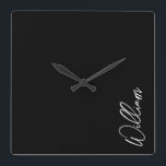 Moderne Script Personalisiert Name Square Wall Uhr<br><div class="desc">Moderne Minimalistische Personalisierte Namensschilder Dieses Design zeichnet sich durch einen personalisierten Namen in einem modernen,  weißen Schriftart mit Schrift auf schwarzem Hintergrund aus.</div>