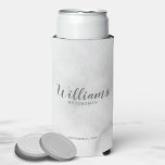 Moderne Script-Personalisierte Trauzeuge können kü Selters Dosenkühler<br><div class="desc">Moderne Script Personalisierte Trauzeugen Can Cooler mit dem Namen des personalisierten Trauzeugen in grauem,  modernem Script Schriftart Stil mit Titel und Hochzeitdatum in modernen Sans Serif Schriftart Stil auf weißem Marmor Hintergrund. Auch perfekt für Trauzeugin,  Blütenmädchen,  Brautmutter,  Trauzeuge,  Trauzeuge und mehr.</div>